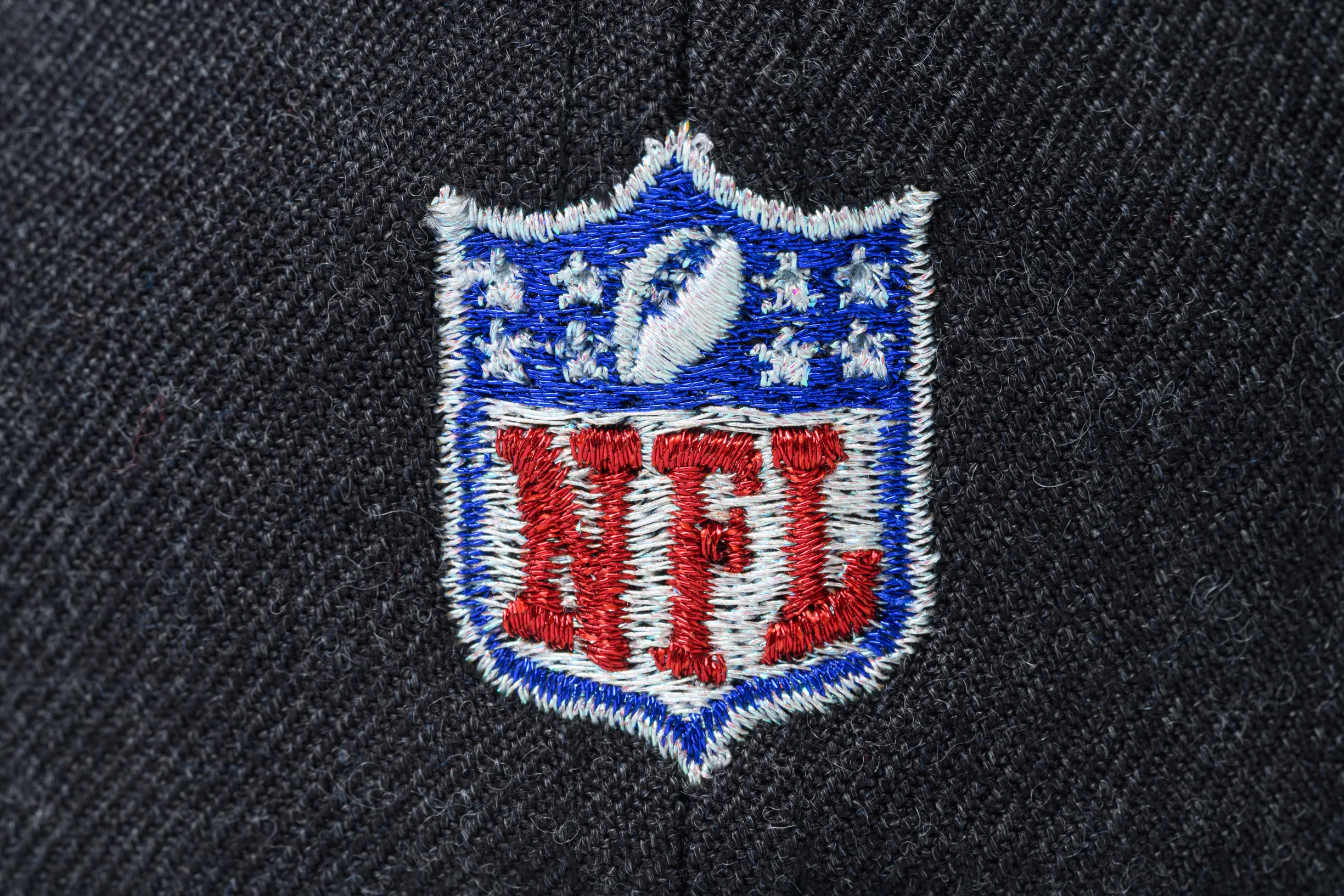 NEW ERA "ARCH SHELL"  LAS VEGAS RAIDERS FITTED HAT (HEATHER BLACK) - Image 4