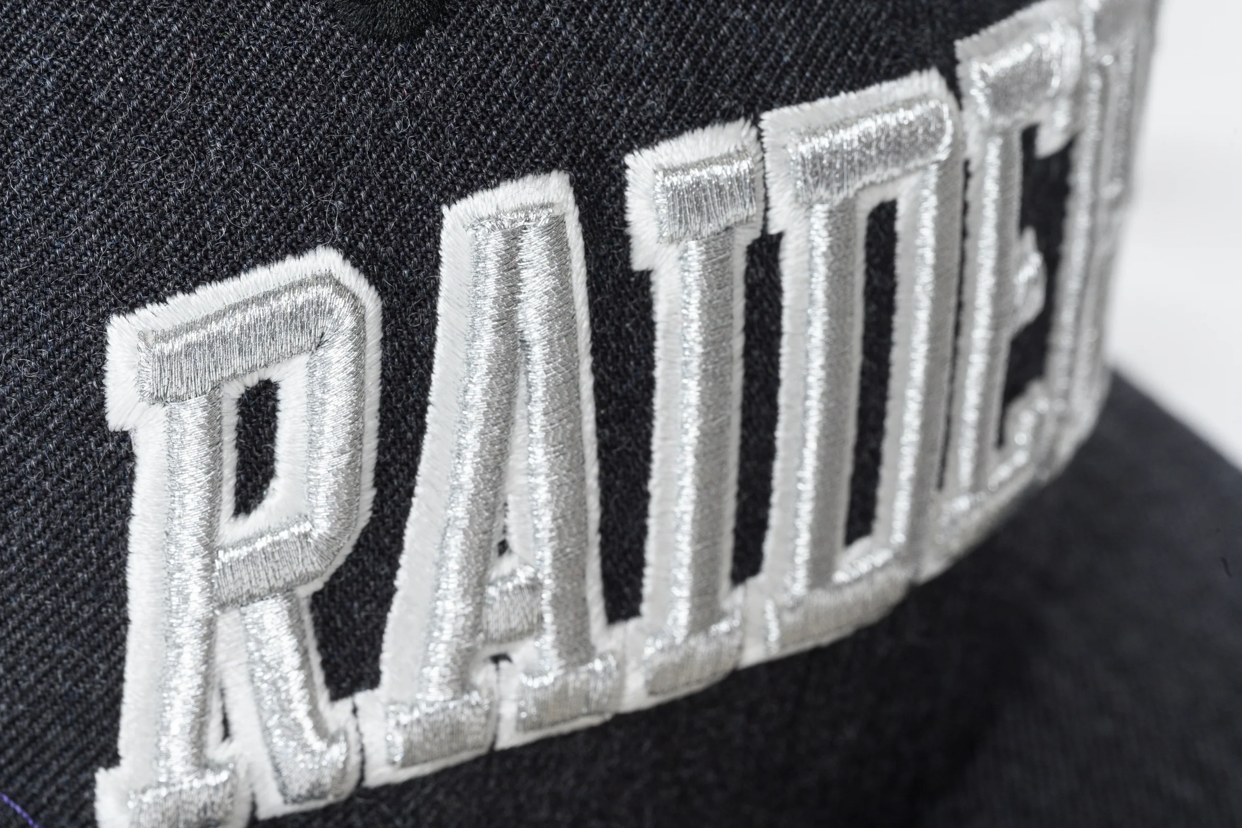 NEW ERA "ARCH SHELL"  LAS VEGAS RAIDERS FITTED HAT (HEATHER BLACK) - Image 8