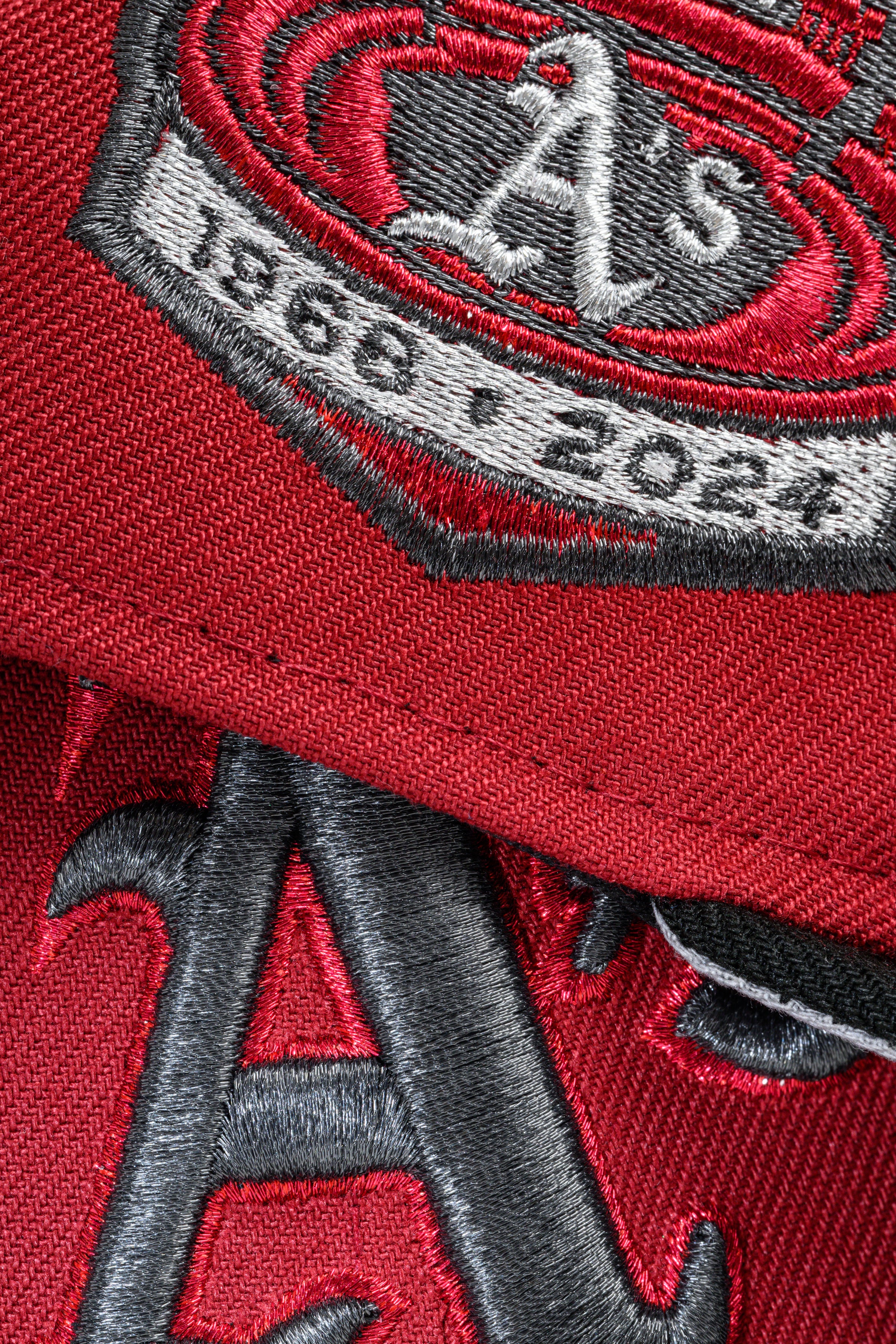 NEW ERA "ART OF WAR” OAKLAND ATHLETICS FITTED HAT (BRICK RED/BLACK/ DARK GRAPHITE) - Image 7
