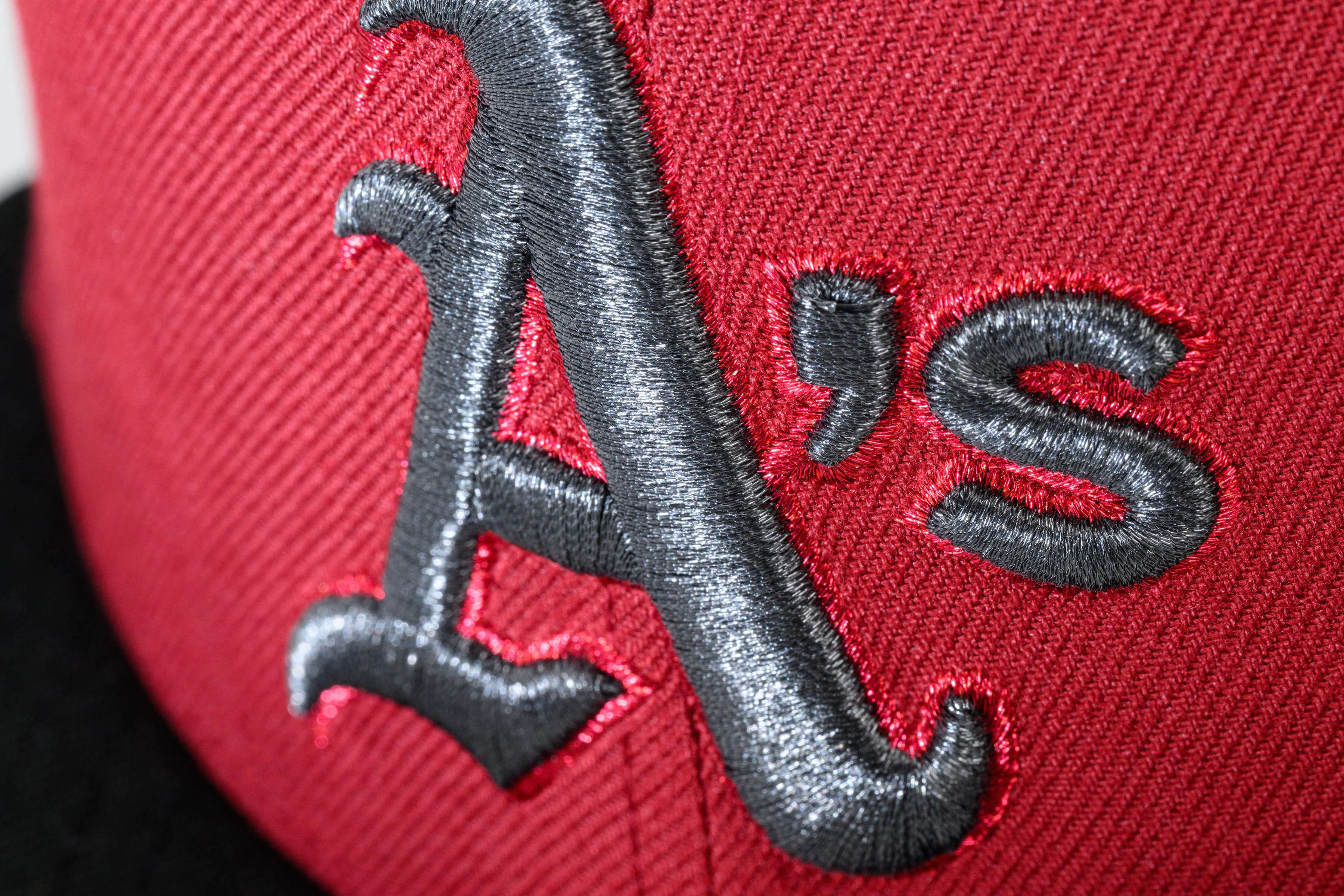 NEW ERA "ART OF WAR” OAKLAND ATHLETICS FITTED HAT (BRICK RED/BLACK/ DARK GRAPHITE) - Image 9
