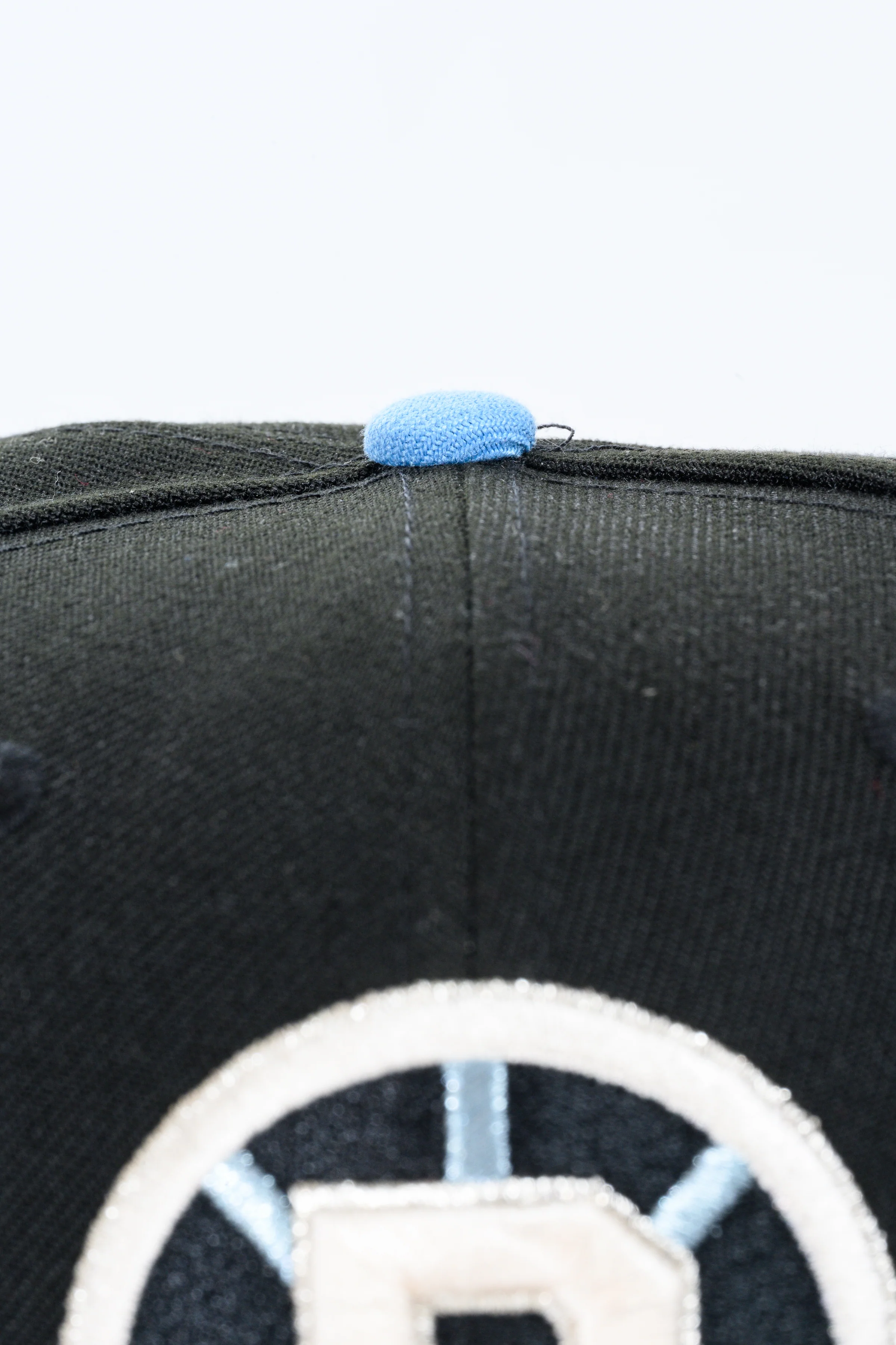 NEW ERA "BULLSEYE" BOSTON BRUINS FITTED HAT (BLACK/OCEANSIDE BLUE/SKY BLUE) - Image 3