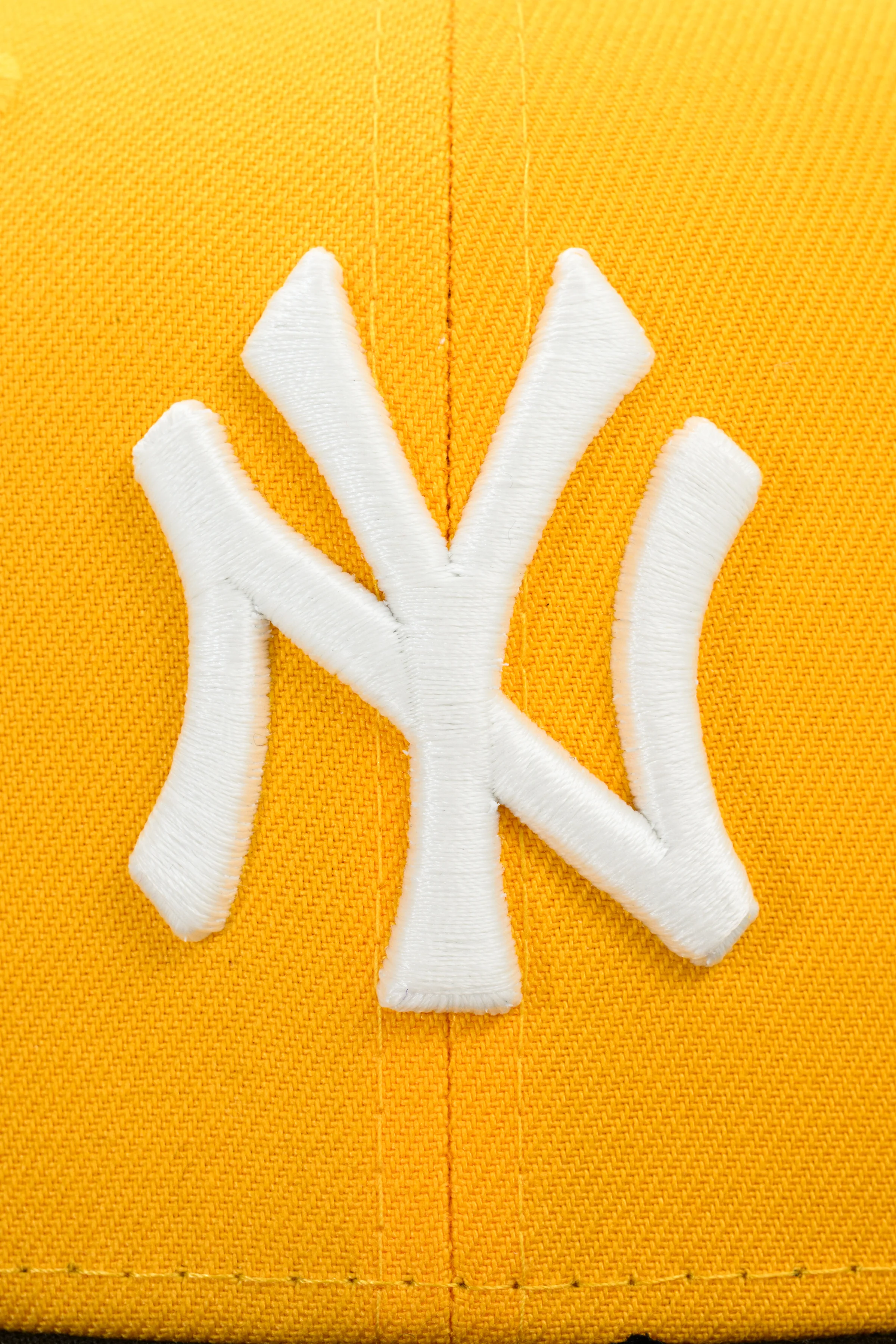 NEW ERA "SUMMERTIME SHOOTOUT” NEW YORK YANKEES FITTED HAT (YELLOW/BLACK/RED) - Image 12