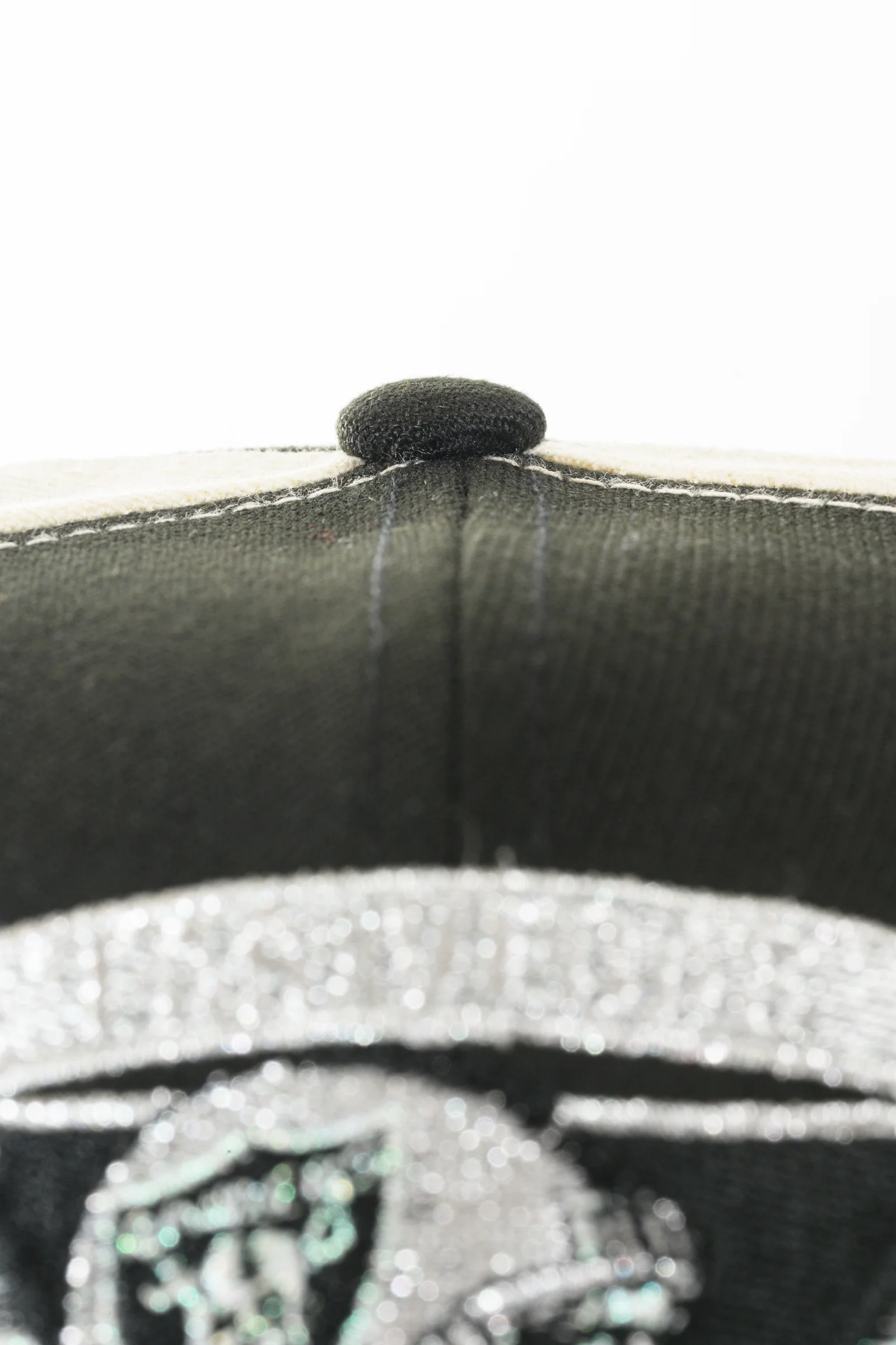 NEW ERA "COLOR BLOCK" LAS VEGAS RAIDERS FITTED HAT (BLACK/CHROME) - Image 8