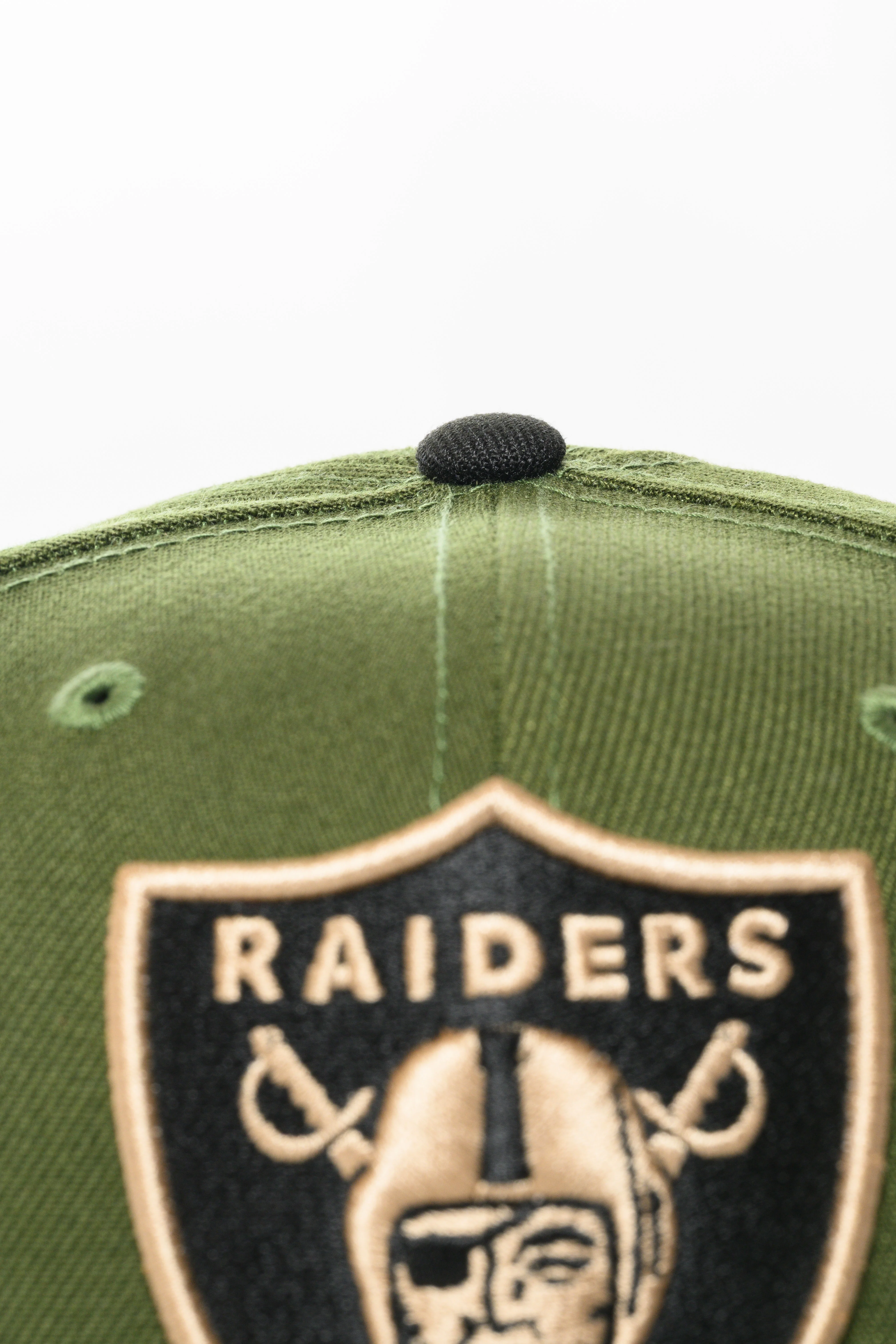 NEW ERA "HALE KOA" LAS VEGAS RAIDERS FITTED HAT (RIFLE GREEN/BLACK)y - Image 5