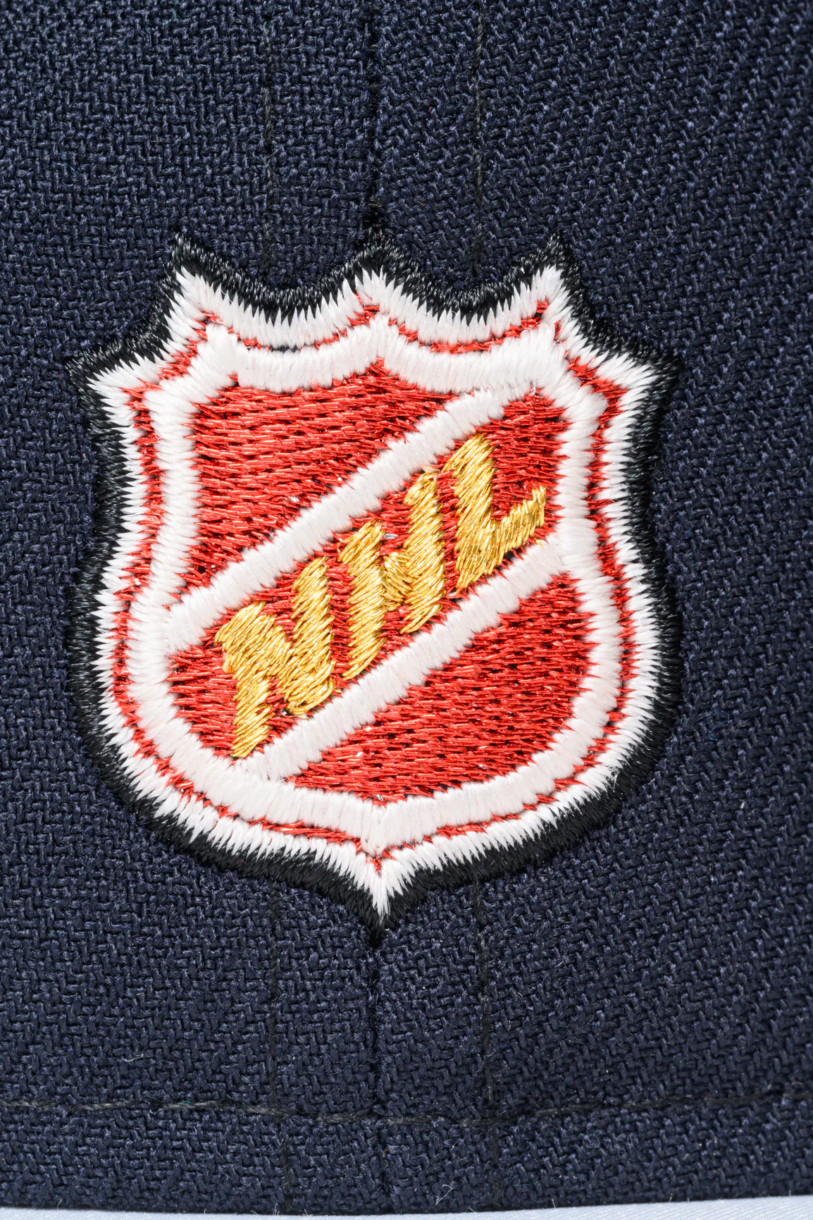 NEW ERA "HEAD HUNTER" CHICAGO BLACKHAWKS FITTED HAT (NAVY/BLACK) - Image 2