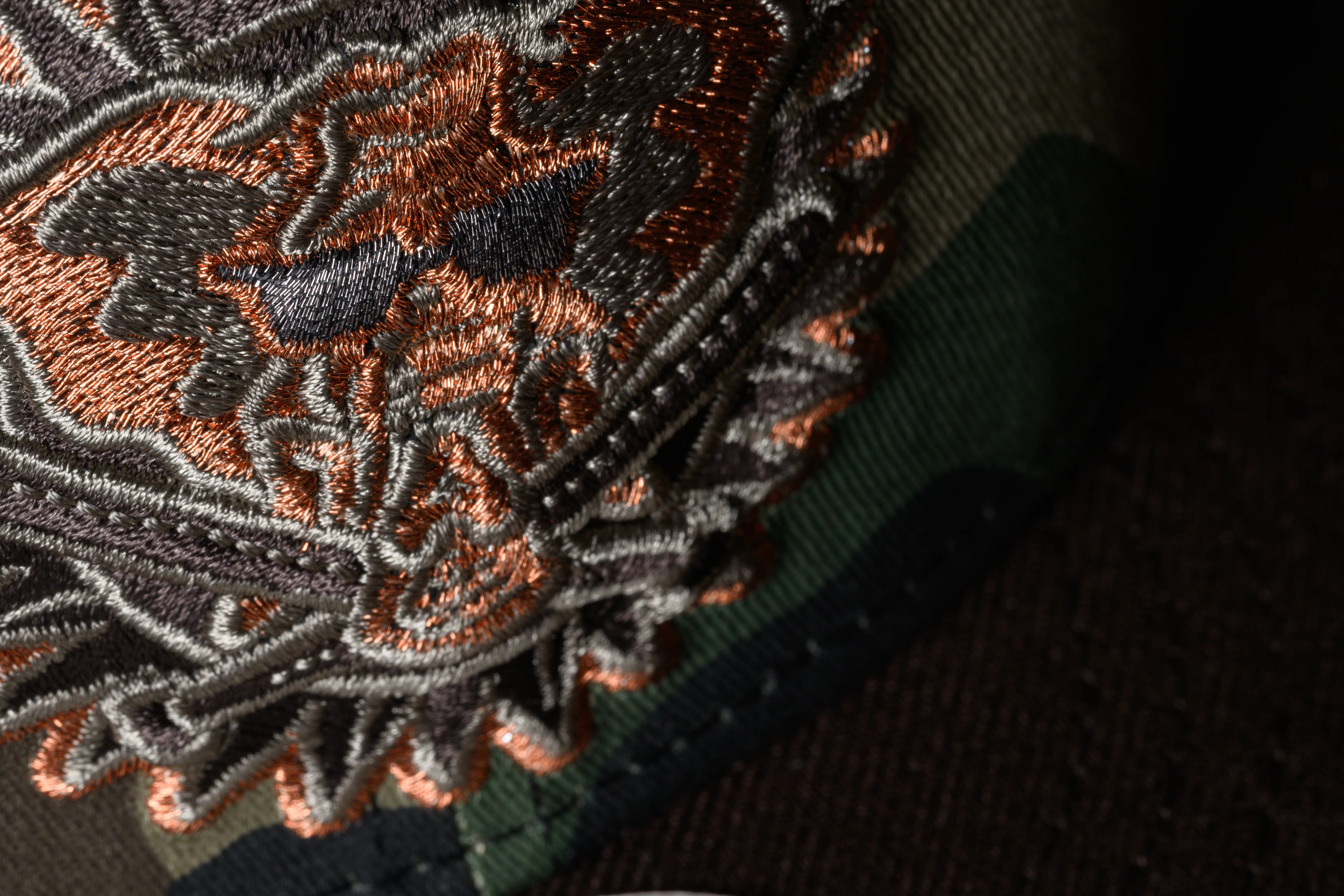 NEW ERA "LOGGERS REVENGE" OAKLAND A'S MESH FITTED HAT (WOODLAND CAMO/DARK BROWN) - Image 5