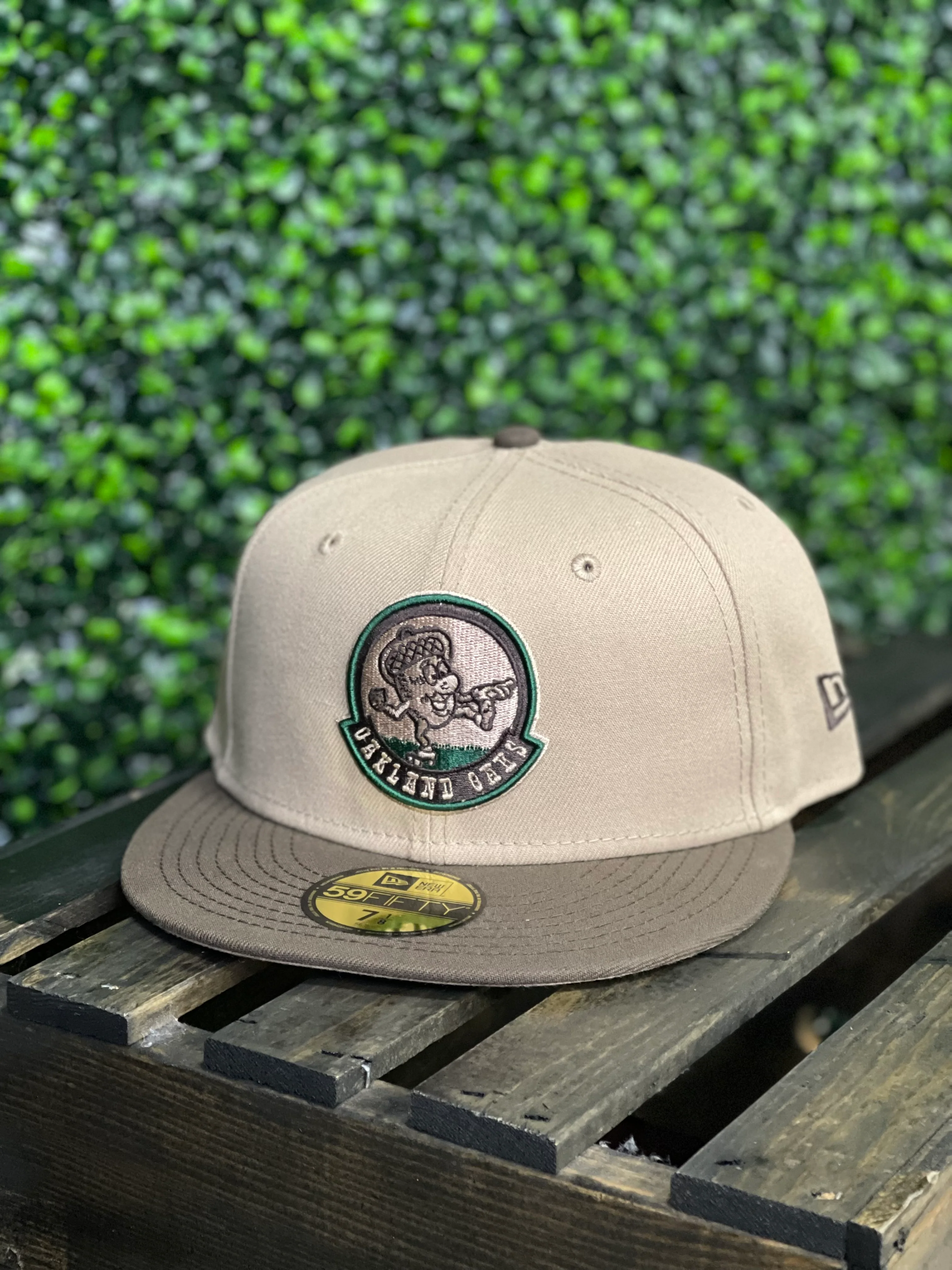NEW ERA “NUTCRACKER” OAKLAND OAKS FITTED HAT (CAMEL/WALNUT)