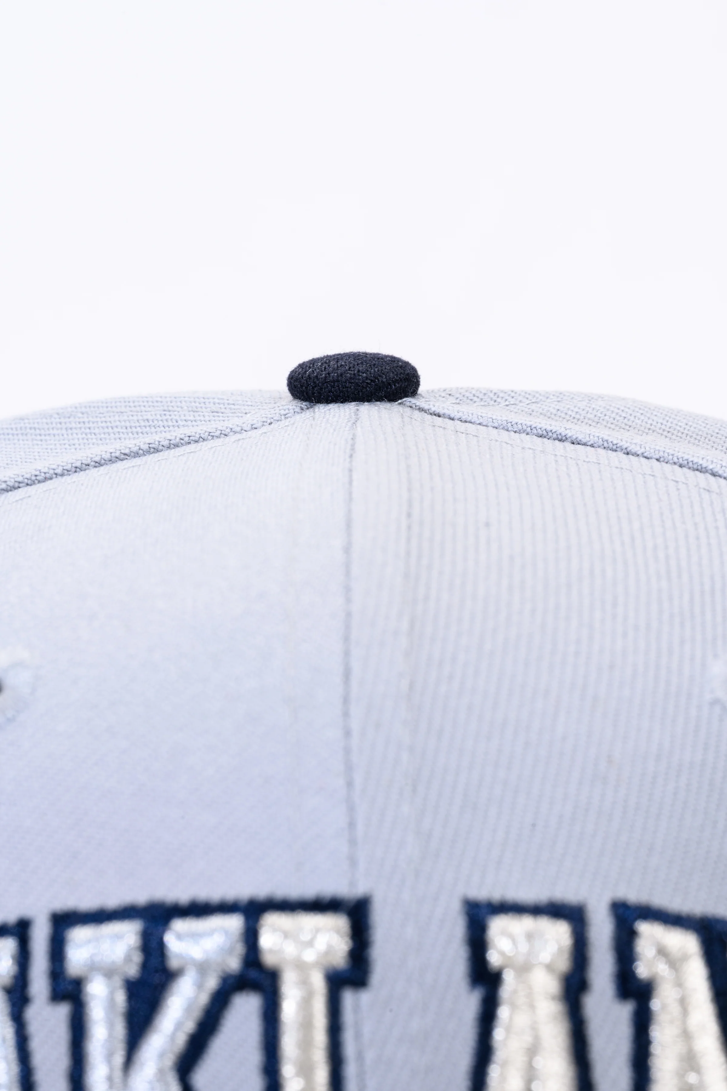 NEW ERA "OAKLAND SOLDIERS" OAKLAND ATHLETICS FITTED HAT (DOLPHIN GREY/NAVY) - Image 4