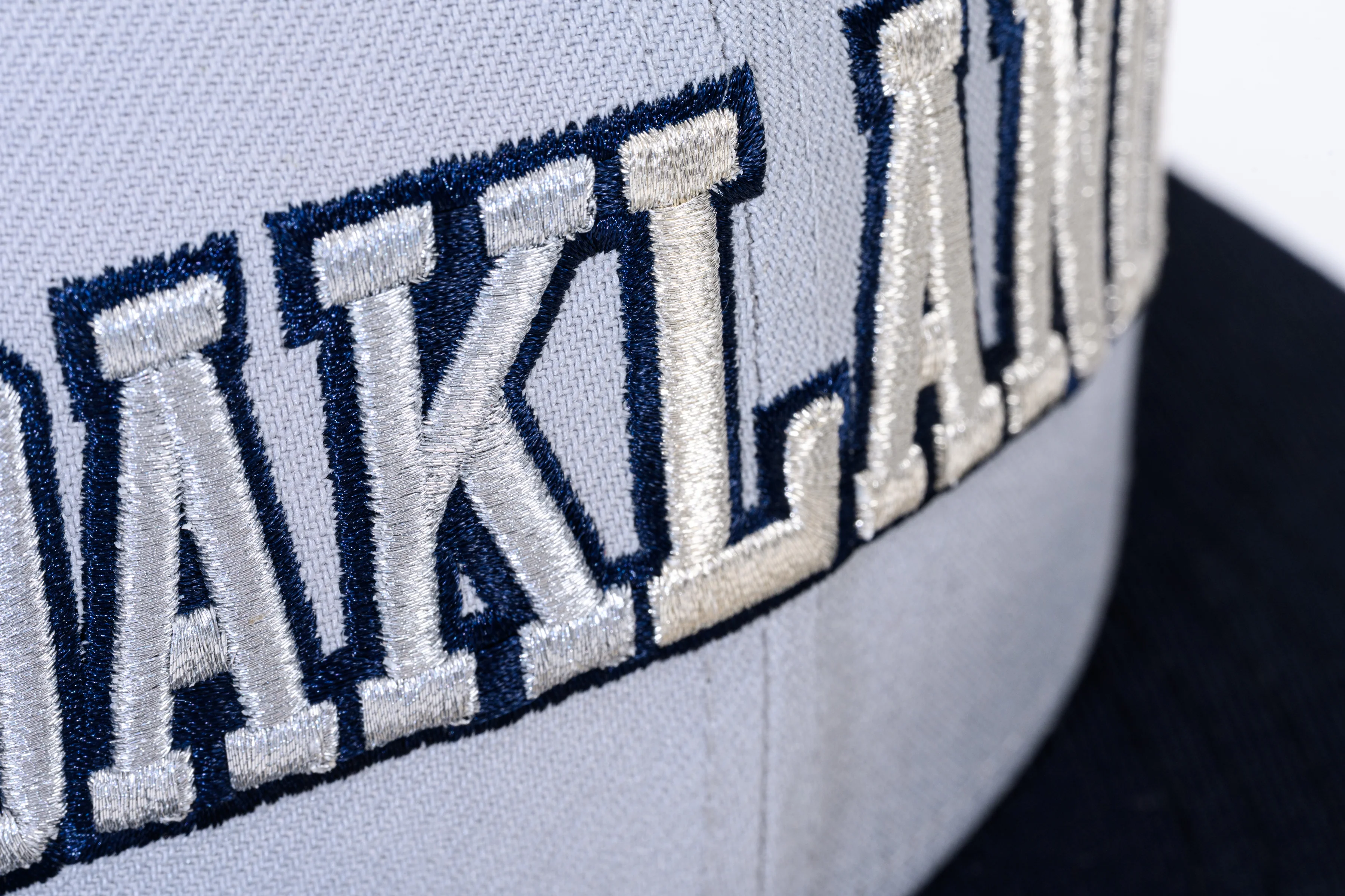 NEW ERA "OAKLAND SOLDIERS" OAKLAND ATHLETICS FITTED HAT (DOLPHIN GREY/NAVY) - Image 5