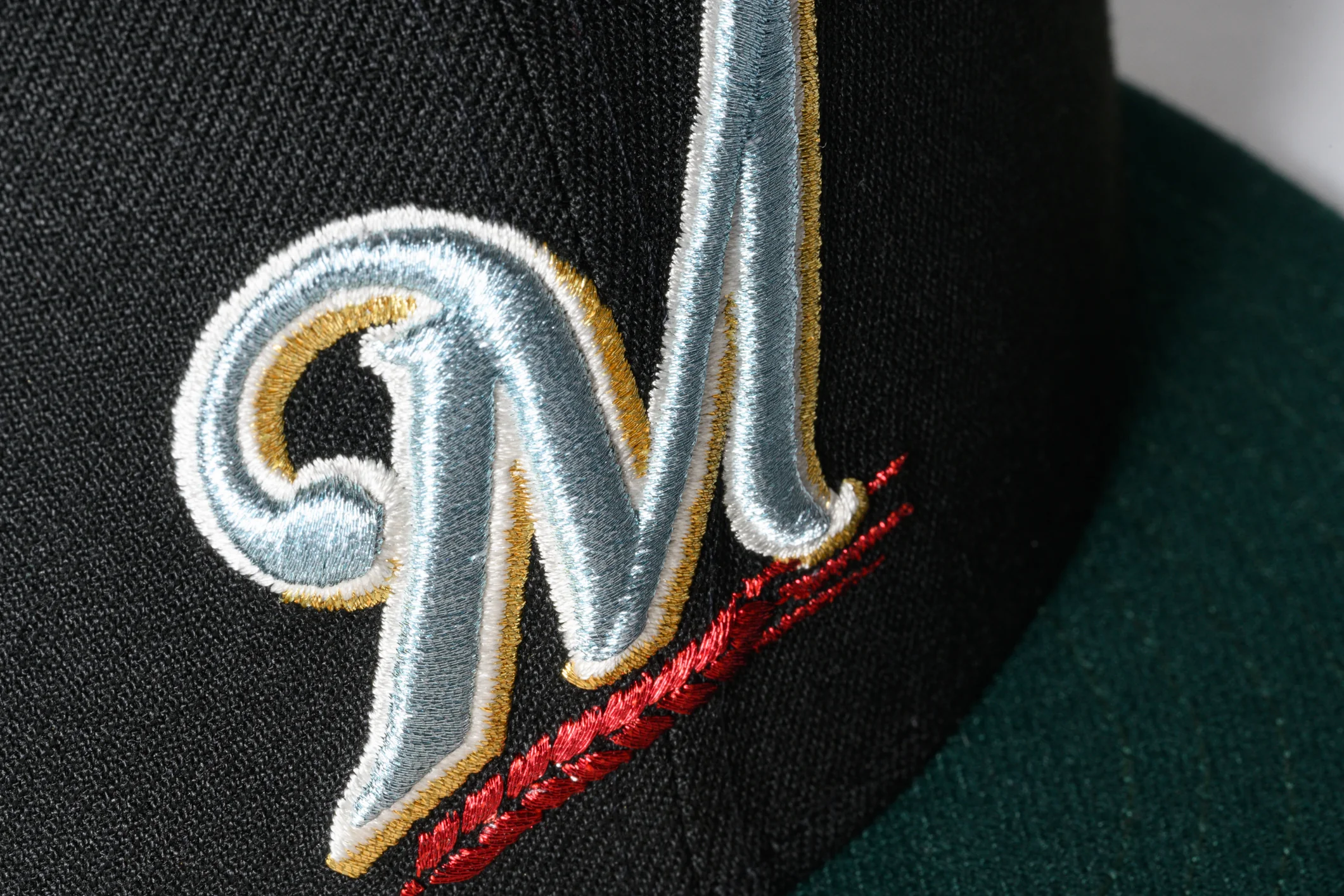 NEW ERA "MESG" MILWAUKEE BREWERS FITTED HAT ( BLACK/DARK GREEN/DARK ROYAL) - Image 5