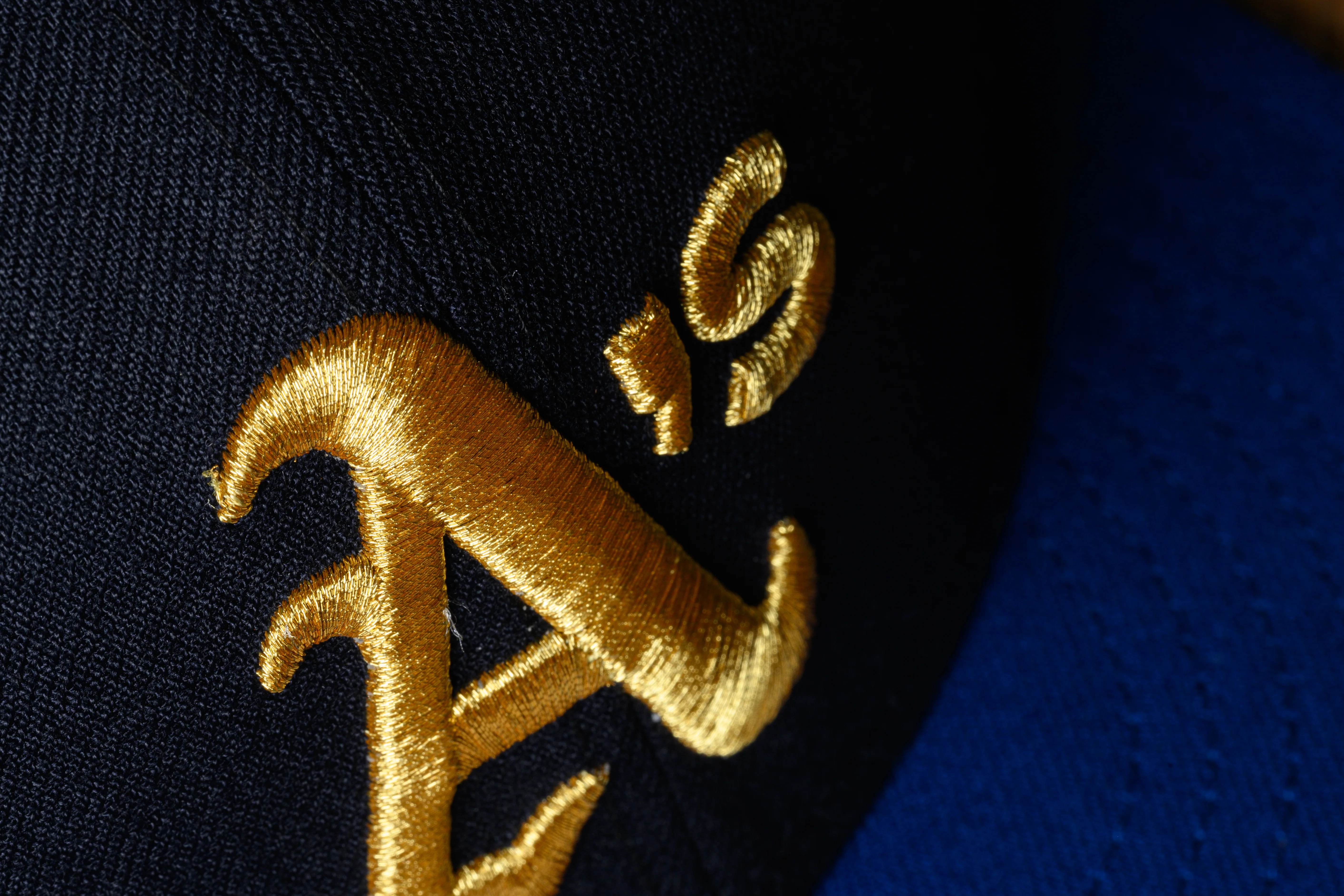 NEW ERA "PARADE IN THE BAY" OAKLAND ATHLETICS FITTED HAT + PIN (NAVY/DARK ROYAL) - Image 7