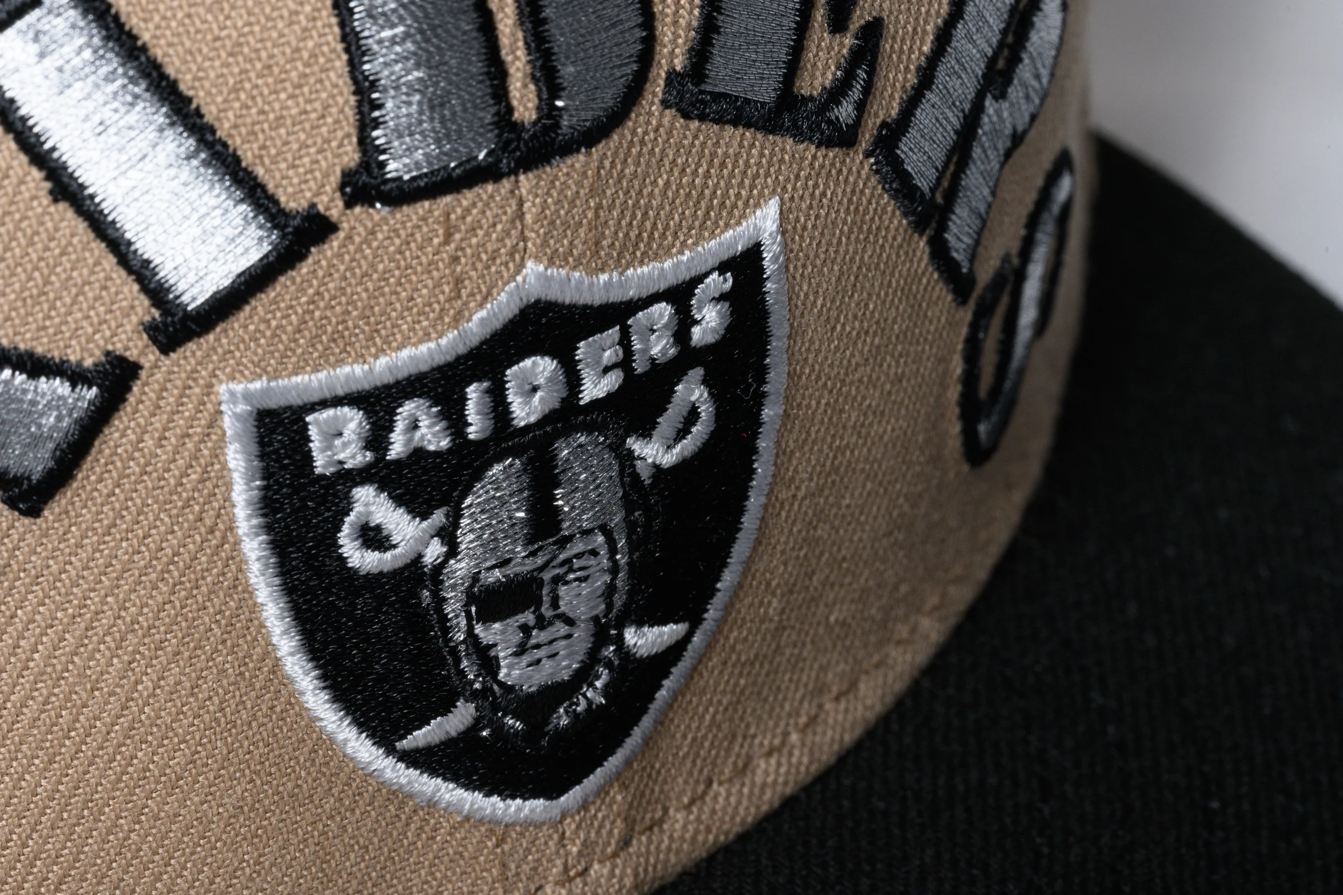 NEW ERA "RAIDERS ICY" LAS VEGAS RAIDERS FITTED HAT (KHAKI/BLACK) - Image 7