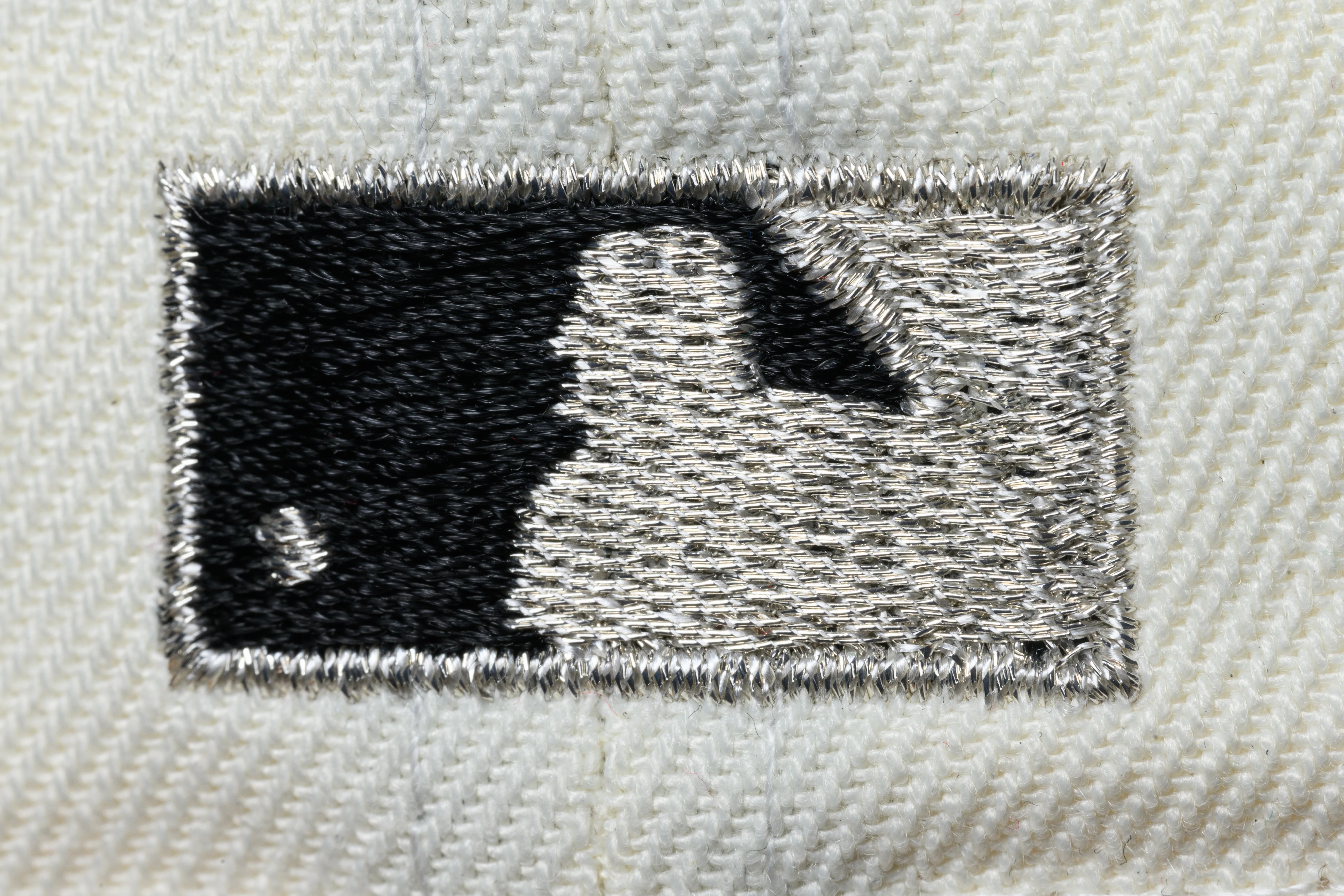 NEW ERA “RETRO SCRIPT" OAKLAND A'S FITTED HAT (CHROME/BLACK/METALLIC SILVER) - Image 2