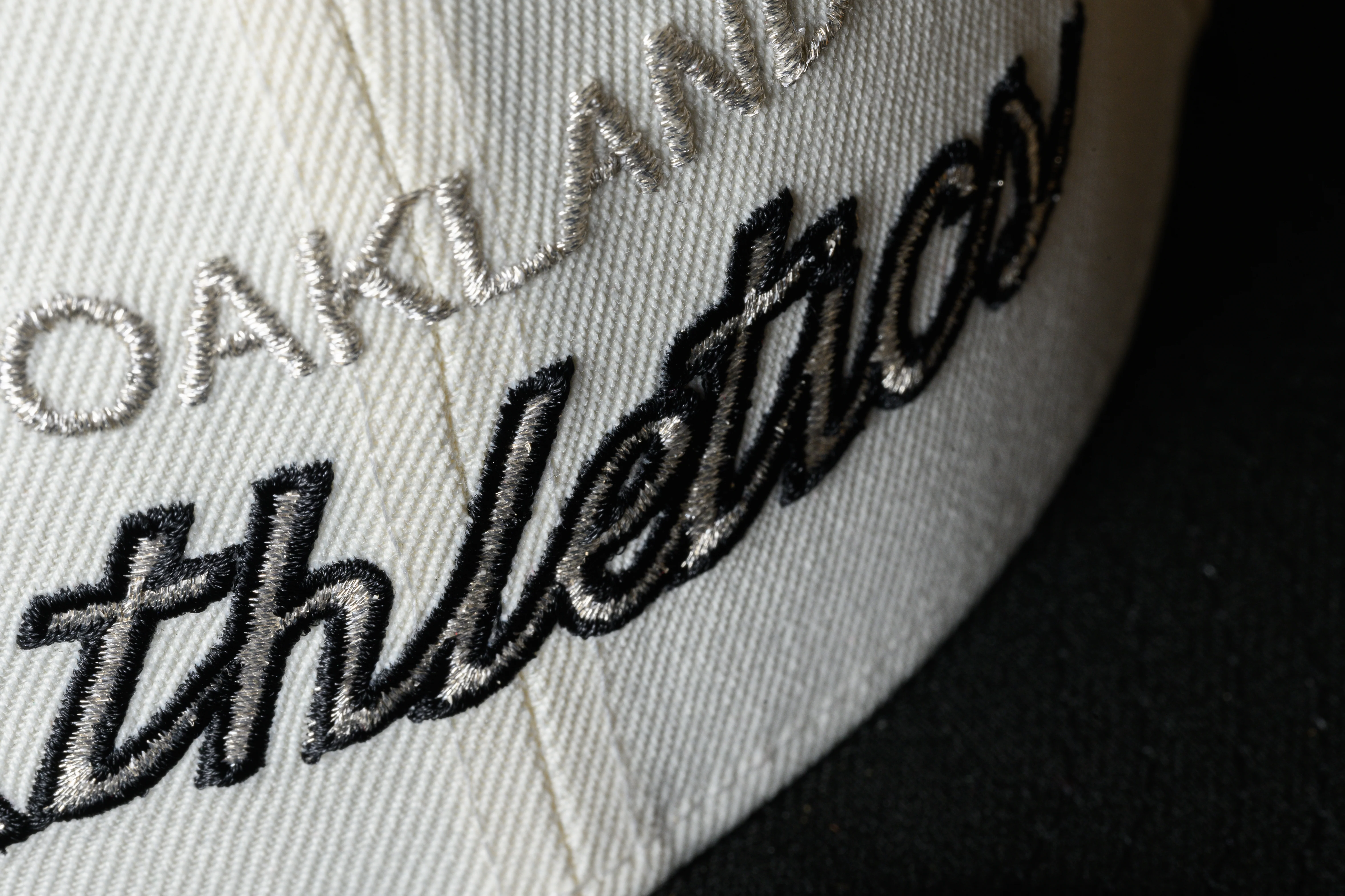NEW ERA “RETRO SCRIPT" OAKLAND A'S FITTED HAT (CHROME/BLACK/METALLIC SILVER) - Image 5