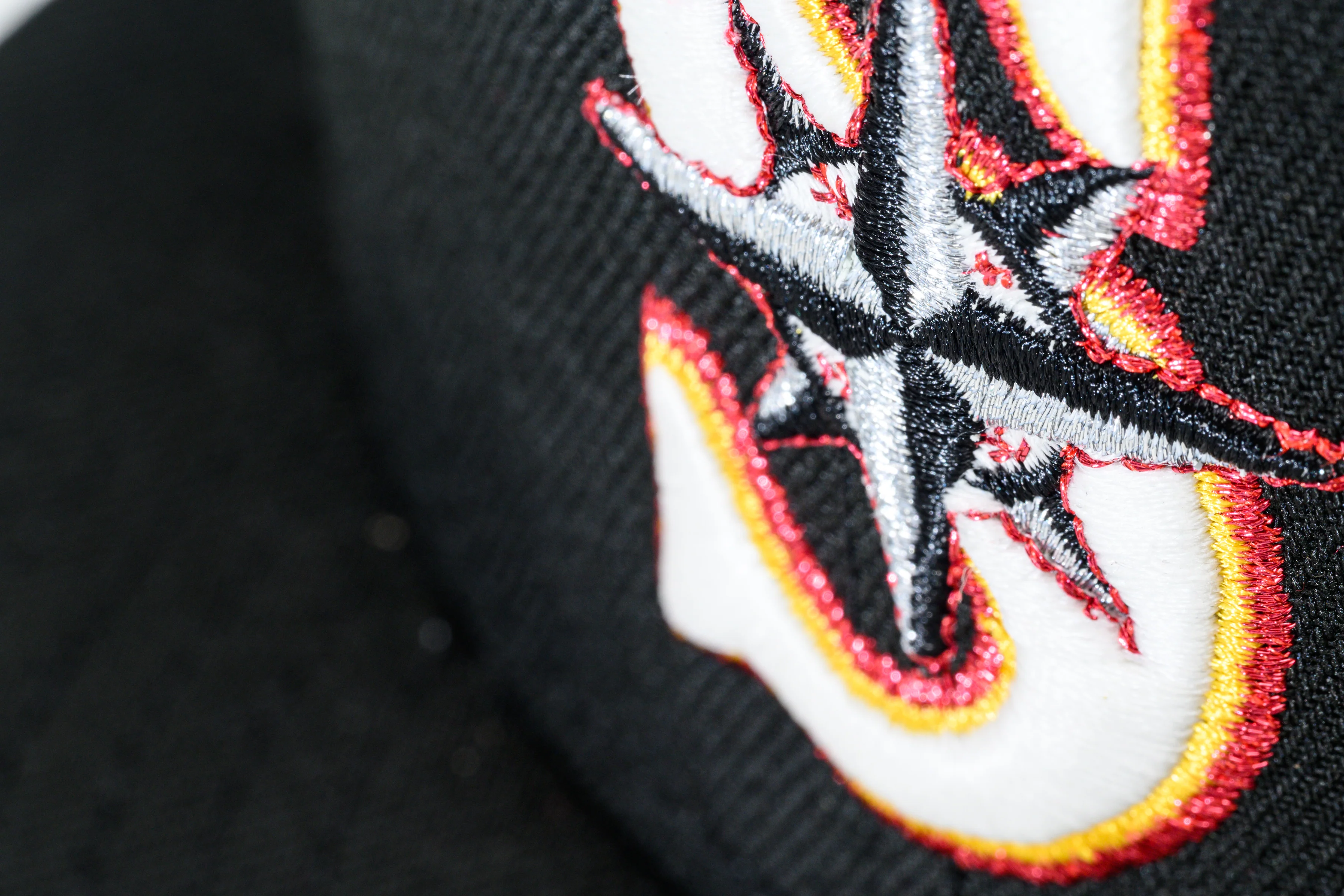 NEW ERA "SCAT" SEATTLE MARINERS FITTED HAT (BLACK/RED/YELLOW) - Image 9