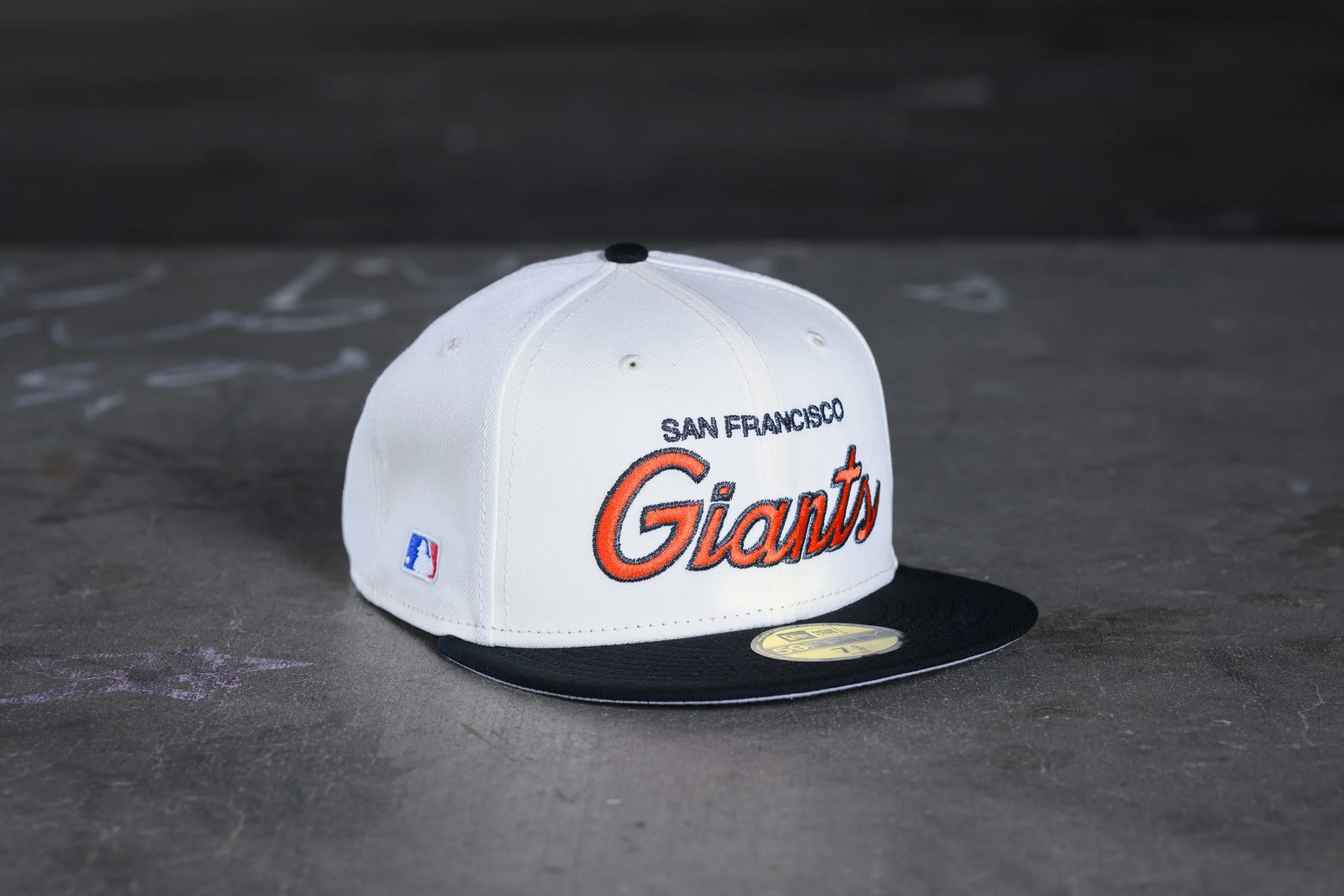 NEW ERA “RETRO SCRIPT" SF GIANTS FITTED HAT (CHROME WHITE/BLACK)