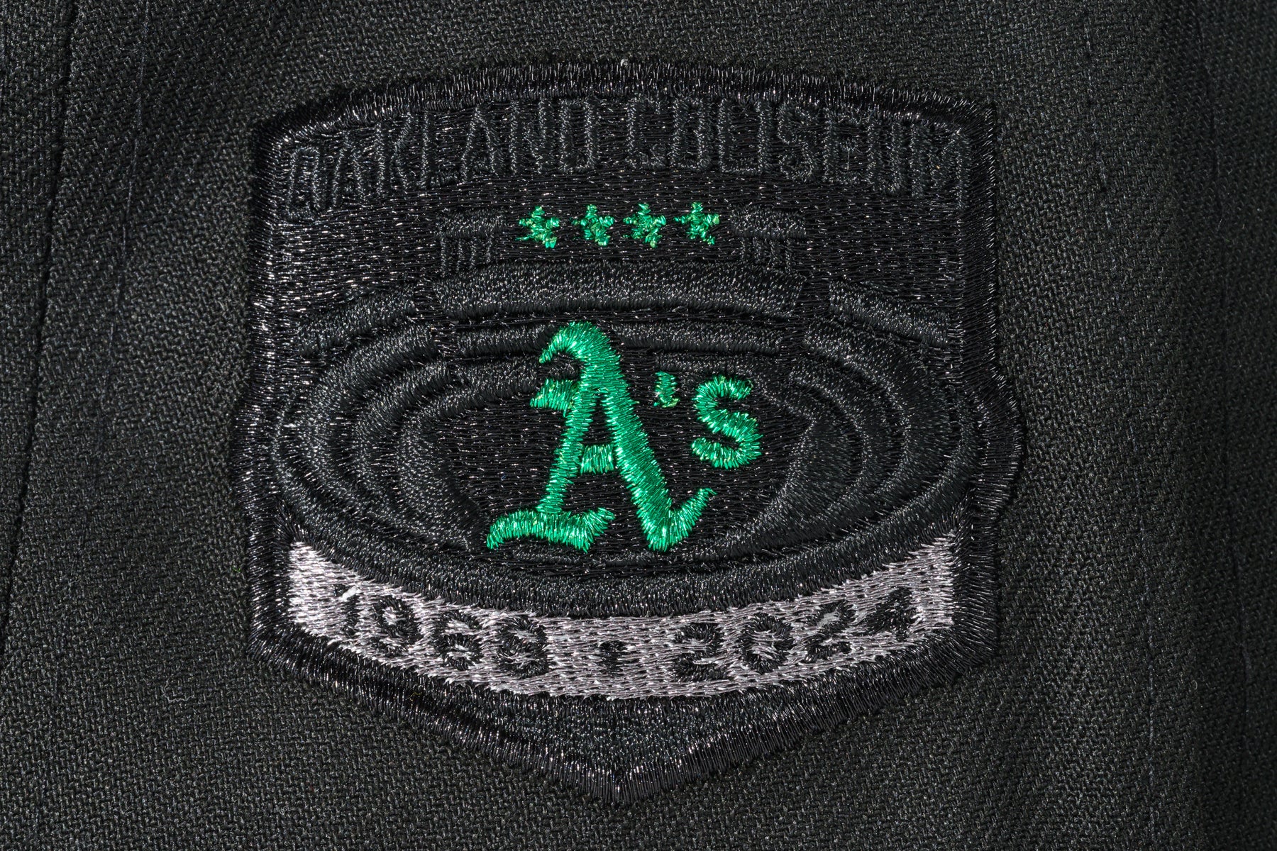 NEW ERA "TOMBSTONE SCRIPT" OAKLAND A'S FITTED HAT (BLACK/DARK GRAPHITE) - Image 3