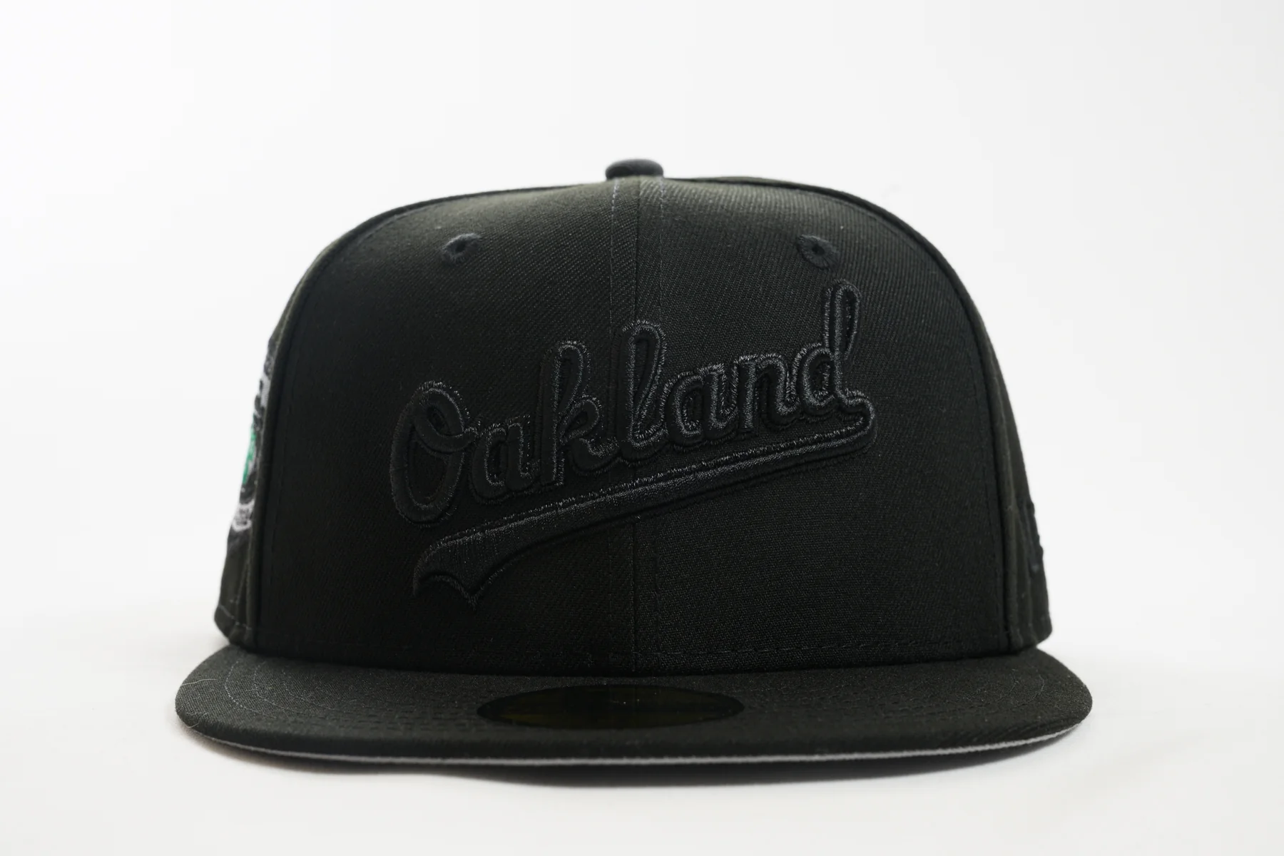 NEW ERA "TOMBSTONE SCRIPT" OAKLAND A'S FITTED HAT (BLACK/DARK GRAPHITE) - Image 6