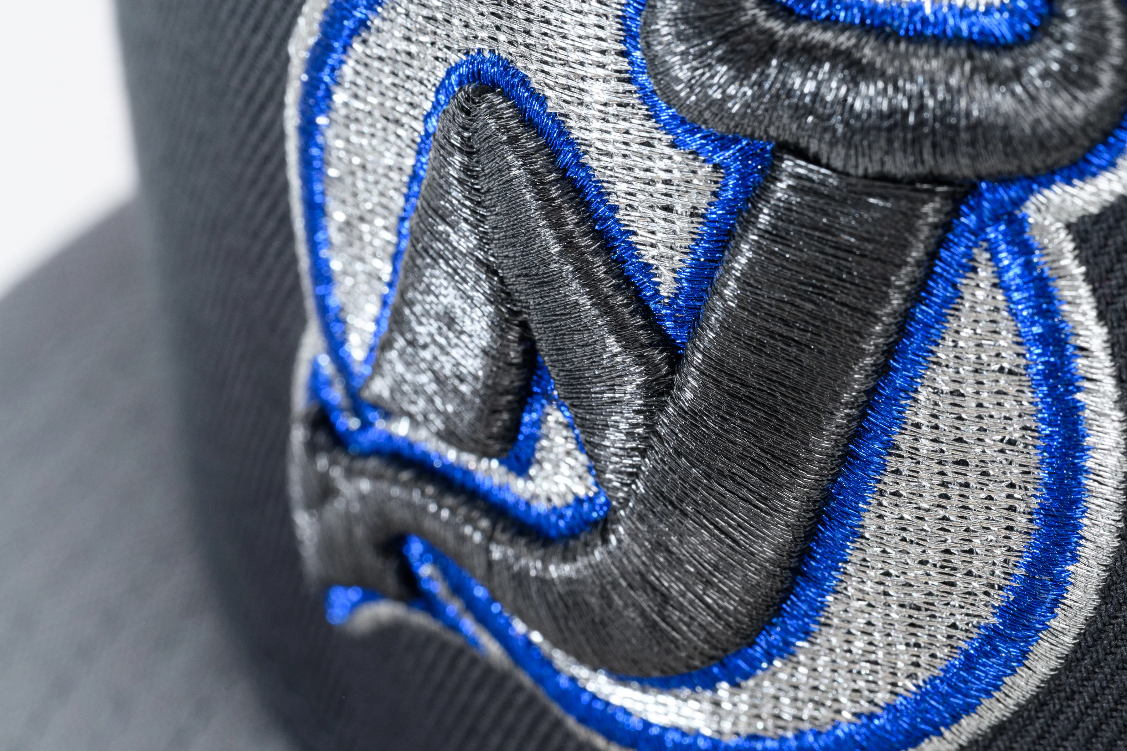 NEW ERA "TRANSIT" NEW JERSEY DEVILS FITTED HAT (DARK GRAPHITE/GREY/BLUE) - Image 12