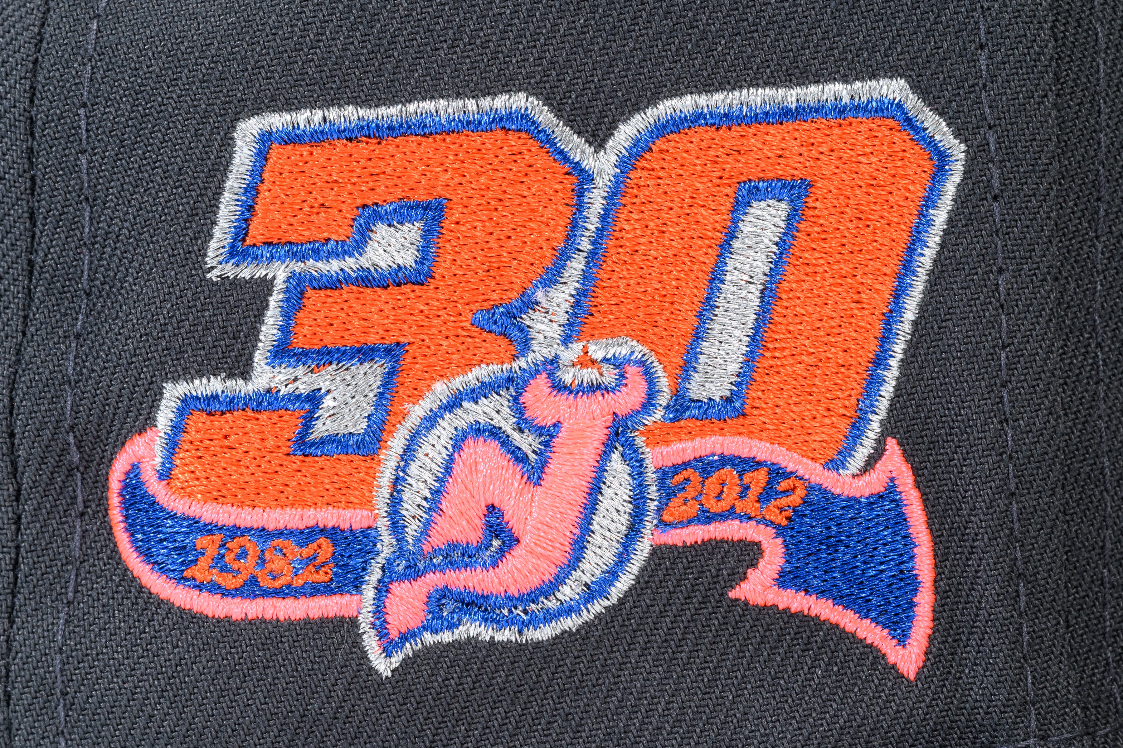NEW ERA "TRANSIT" NEW JERSEY DEVILS FITTED HAT (DARK GRAPHITE/GREY/BLUE) - Image 4