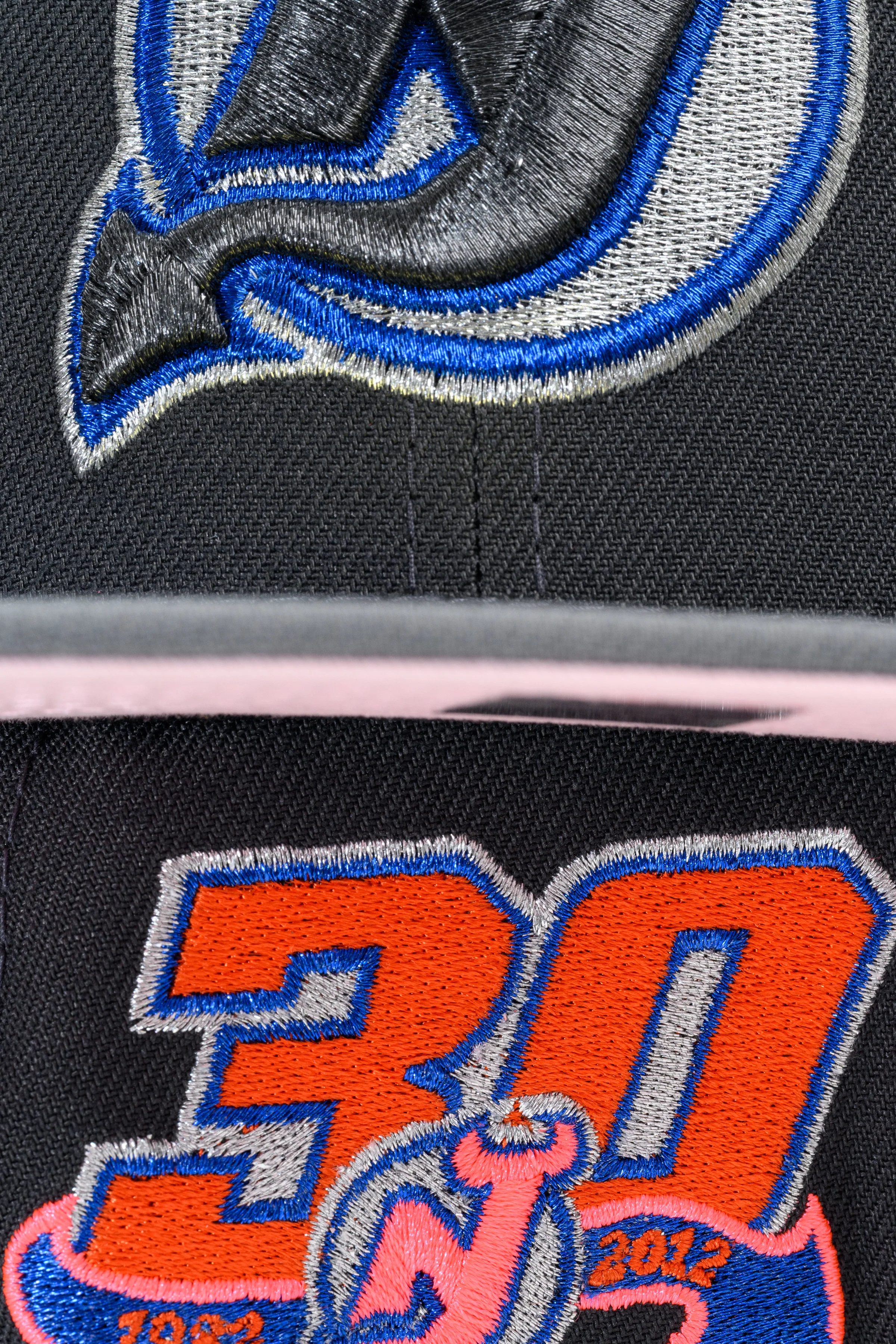 NEW ERA "TRANSIT" NEW JERSEY DEVILS FITTED HAT (DARK GRAPHITE/GREY/BLUE) - Image 6
