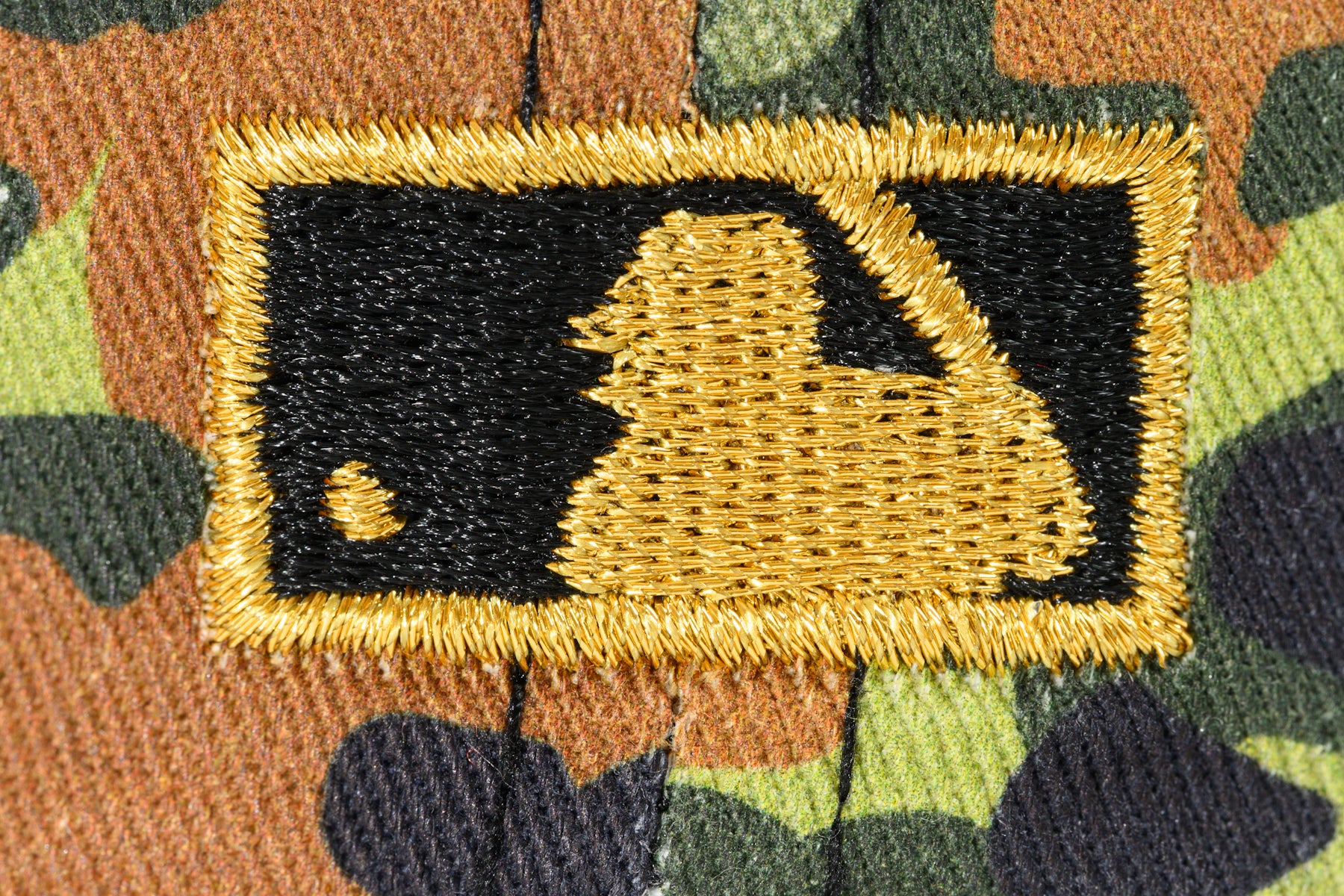 NEW ERA "TURF STORIES" OAKLAND A'S FITTED HAT (FLECKTARN CAMO/BLACK) - Image 3